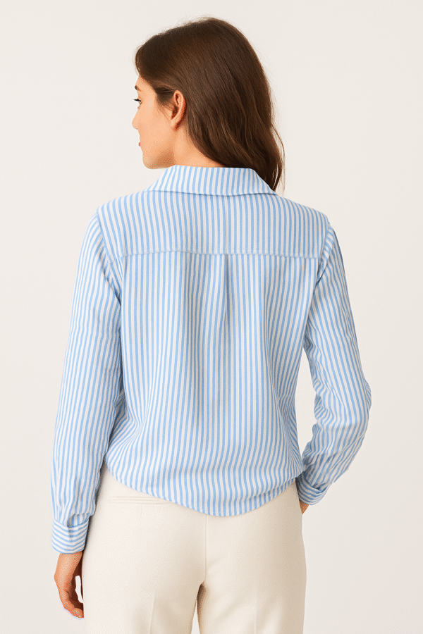 Camisa Feminina Listrada Azul e Branca de Manga Longa em modelo vista de costas